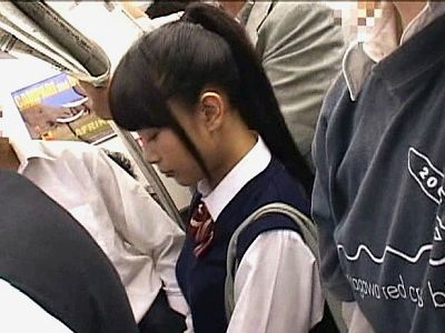 【痴漢】満員電車で大人しい美少女女子校生にチンコ握らせて強制手コキ♡臭い精子を大量ぶっかけ！