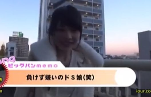 ミニスカの素人系美少女がローター挿入状態でお散歩してうずくまっちゃう♡おマンコでローターが暴れ回ってアヘ顔になりながら歩く///