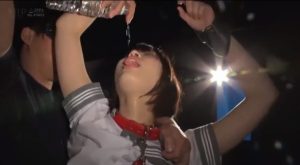 【拘束JKレイプ】イマドキのJKが媚薬を強制的に飲まされてそのまま敏感になったおマンコを手マンされて潮吹きしちゃう♡『あっぁぁあイクゥでるぅ///』