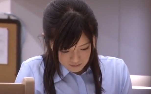 【図書館痴漢】黒髪の美女が図書館で手マンやローターでおマンコ弄られてそのまま感じちゃうスケベ女♡