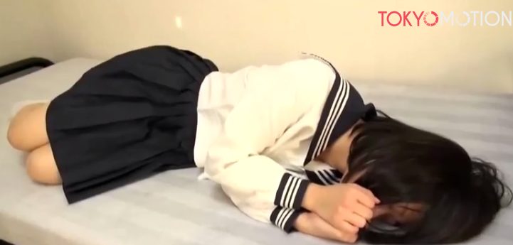 【JK睡眠ガチレイプ】ロリっ娘童顔美少女JKに薬を盛って眠らせた所を襲う鬼畜な塾講師！！女の子も無防備まんこに挿入されてしまう！！