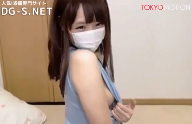 【素人ライブチャット】ノーブラのままカメラの前ではしゃぐ美少女に釘付け状態♡チラチラ見える乳首がたまらない！綺麗な肌のスケベ女子♪