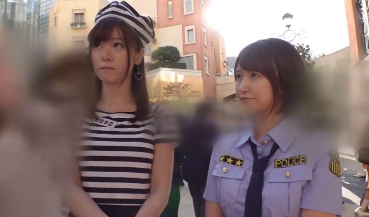 【渋谷ハロウィン二人組みハメ撮り】囚人と婦警のコスプレ凸凹女子二人組みを捕まえて2VS2のSEX乱交パーティ♥お酒でえっちな気分になってえっちなハロウィンになっちゃった♪最後は友だちとオナニー対決♡