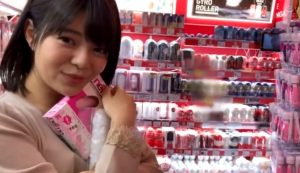 【巨乳美少女野外調教ハメ撮り♡】今から使う玩具を笑顔でにっこり♡リモコンバイブをま〇こに挿れられながら買い物をさせられたりま〇こがぐちょ濡れに♪そのままホテルで即挿入イッちゃうよ♡