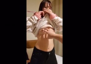 【美少女ハメ撮り】ロリ顔でドMな素人新妻と調教ハメ撮りSEXがエロ過ぎる♡可愛いロリ美少女ちゃんが美乳をクリクリされたりクリ責めされてイカされちゃう♪