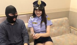 【美少女ハメ撮り】【神回】ミニスカポリスのコスプレで最強にエロくて可愛い素人美少女とハメ撮りコスセ♡犯罪者役の極悪チ〇ポを可愛いこの子が取り締まっちゃいます♪