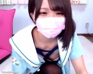 【美少女ライブチャット】可愛い制服コスプレ姿の素人美少女ちゃんがライブチャット配信でパンチラ胸チラ配信しちゃう♡ぷりぷりのお尻と抜群のスタイルを見せてくれる♪
