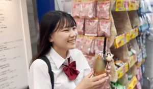 【美少女ハメ撮り】笑顔が超絶にハッピーになれて可愛いこの素人美少女ちゃんが制服のままデカチンの大人にハメ撮りで抱かれちゃう♡少女の顔からメス顔になっちゃう♪