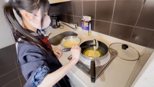 【美少女ハメ撮り】セーラー服を着た中◯生感溢れる美乳スレンダーみくちゃんの手作り料理を楽しんだ後に着衣セックスでガチハメ♡つるつるパイパンおマ〇コに種付け中出し♪