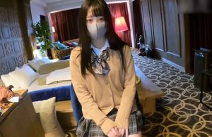 【美少女ハメ撮り】制服姿がたまらなく愛おしい現役学生の素人美少女ちゃんを高級スイートルームに呼び出して大人のデカチンフェラさせちゃう♡生まれて初めてのごっくんにも挑戦♪