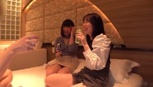 【美少女ハメ撮り】アイドル顔の素人美少女ちゃんとほろ酔いハメ撮り3P♡テンション爆上げの素人美少女二人がノリノリでハメ撮りされちゃう♪