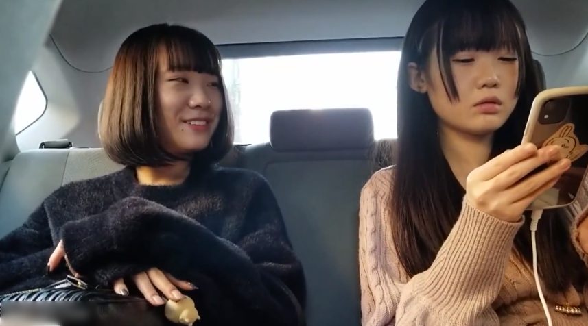 【美少女ハメ撮り】【神回】こんな可愛いロリ顔美少女二人とおじさん二人が乱交ハメ撮りパーティしちゃう♡生意気そうなロリパイパンに大人精子を中出しアクメ♪