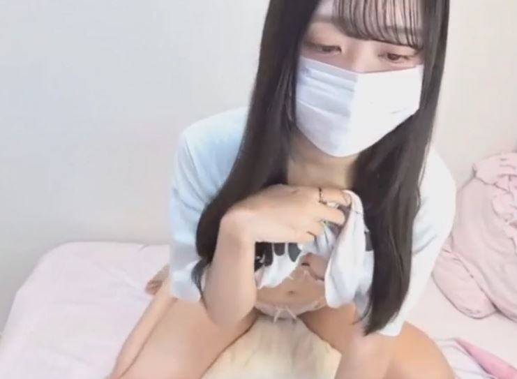 【美少女ライブチャット】可愛い美乳やパイパンがチラ見えする部屋着でのライブチャット配信が最高な素人美少女ちゃん♡まったり美尻と美乳が拝めます♪