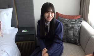 【美少女ハメ撮り】ニコニコな笑顔がとってもいい子な素人制服お嬢様の素人美少女がオジサンとハメ撮りしちゃう♡大人チ〇ポを生挿入されてとっても気持ちよくなっちゃうスケベちゃん♪