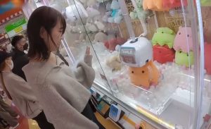 【美少女ハメ撮り】とっても可愛いアイドル級の素人美少女ちゃんとのゲーセンデートからのハメ撮り撮影♡敏感パイパンおマ〇コを沢山くりくりされて気持ちよくなっちゃう♪