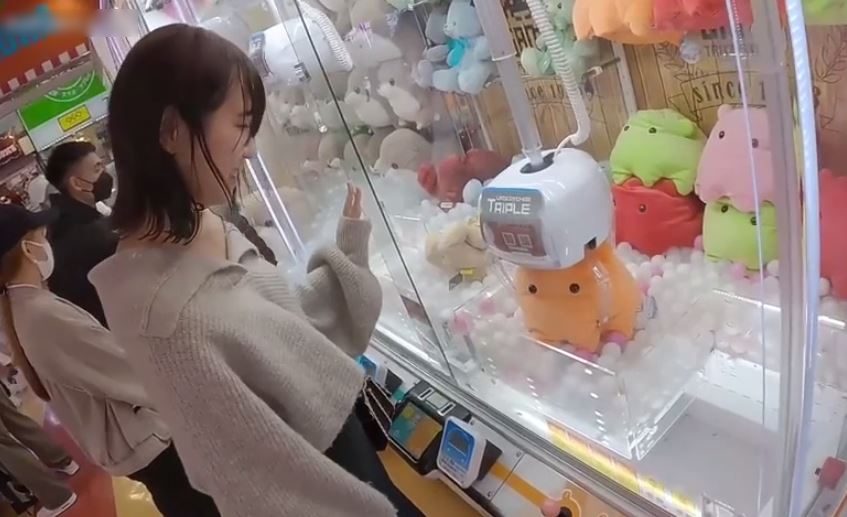 【美少女ハメ撮り】とっても可愛いアイドル級の素人美少女ちゃんとのゲーセンデートからのハメ撮り撮影♡敏感パイパンおマ〇コを沢山くりくりされて気持ちよくなっちゃう♪