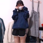 【美少女ライブチャット】ジャージ姿の田舎美少女ちゃんが一人暮らしの自宅でえっちな配信にチャレンジしちゃう♡開脚しておマ〇コ弄る時にマンチラしちゃってます♪