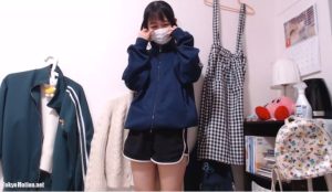 【美少女ライブチャット】ジャージ姿の田舎美少女ちゃんが一人暮らしの自宅でえっちな配信にチャレンジしちゃう♡開脚しておマ〇コ弄る時にマンチラしちゃってます♪