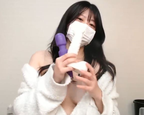 【美少女ライブチャット】抱いたら最高に気持ちよさそうな身体をしてる極上エロかわボディの素人美少女ちゃんがライブチャット配信♡えっちなプリケツがそそる♪