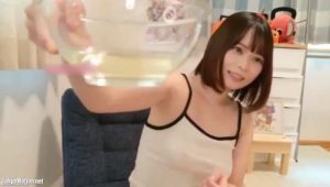 【美少女ライブチャット】【潮吹き】可愛いショートカットの人気ライブチャットレディが潮吹き配信して潮吹き量を見せちゃってる♡