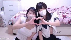 【美少女ライブチャット】【コラボ】制服ロリ顔美少女ちゃんと巨乳美少女ちゃんのライブチャットオナニー配信♡