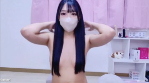 【美少女ライブチャット】【チクチラ】めちゃ可愛い色白黒髪美少女ちゃんがライブチャットでパイパンと乳首がチラ見えしちゃう♡