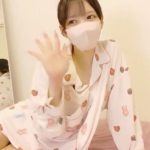 【美少女ライブチャット】【色白】ふわふわの色白ボディをパジャマ姿で見せつけちゃう素人美少女のストリップオナニー配信♡