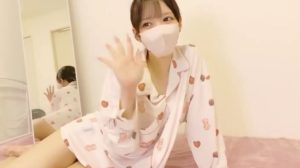 【美少女ライブチャット】【色白】ふわふわの色白ボディをパジャマ姿で見せつけちゃう素人美少女のストリップオナニー配信♡