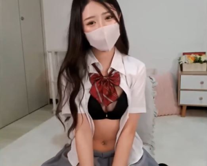 【美少女ライブチャット】【制服】綺麗なお姉さんが学生時代の制服姿でストリップ＆電マオナニー配信♡感じてる表情がめちゃえろい♪