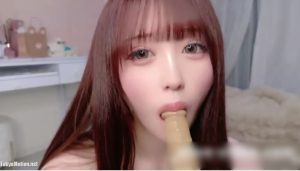 【美少女ライブチャット】【巨乳】フェラ顔がエロ可愛い素人美少女ちゃんのナイスバディを見ながら拝める電マやディルドで愛液滴るオナニー配信♡