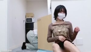 【美少女ライブチャット】【露出】黒髪ショートカットの素人美少女ちゃんがライブチャットで配信しながら後ろに業者がいるのに露出しちゃう♡