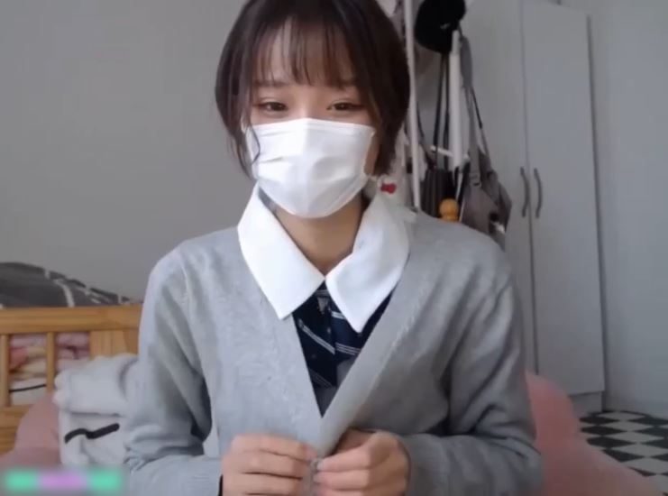 【美少女ライブチャット】【神回】めちゃ可愛い現役の時の制服脱いでエロ過ぎるポーズ撮ってオナニーしてくれるライブチャット配信♡ちょろっと生えてるマン毛がエロい♪